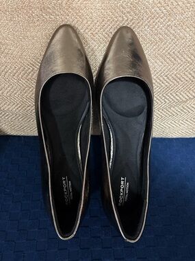 Rockport Women's Metallic Bronze Pointed Flats size 6